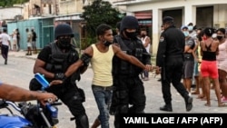 La policía antidisturbios recorre las calles luego de una manifestación contra el gobierno de Miguel Díaz-Canel en el municipio de Arroyo Naranjo, La Habana el 12 de julio de 2021. (Yamil Lage / AFP).