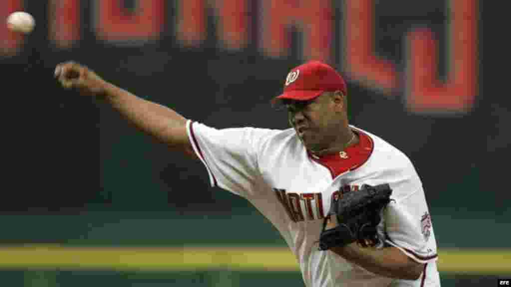 El pitcher de los Nacionales de Washington, Liván Hernández lanza su primera pelota en contra de los Mets de Nueva York en el partido disputado en el estadio RFK en Washington el miércoles 6 de junio. 