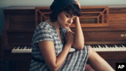 ARCHIVO - La cantautora Norah Jones posa para un retrato en el norte del estado de Nueva York el 8 de junio de 2020. Victoria Will/Invision/AP