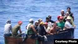 Un grupo de balseos cubanos se dirige a las Islas Caimán. Foto: Duke University.