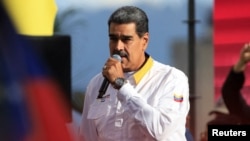 Maduro desinstaló la aplicación de su teléfono. "Soy libre de WhatsApp, estoy en paz", dijo.