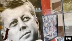 Libros sobre el asesinado presidente estadounidense John F. Kennedy en una librería de La Haya. (Archivo)