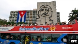 Turistas pasean en un autobús por los alerededores de la plaza cívica José Martí, en La Habana.