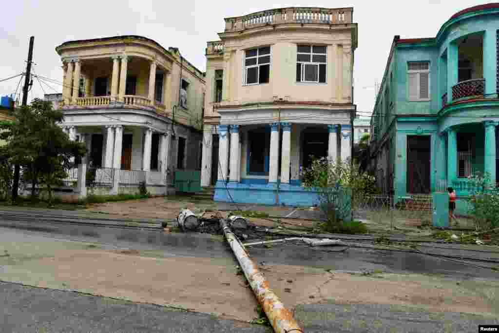 Un poste de luz derribado por fuertes vientos se encuentra en una calle después de que el huracán Rafael dejó sin servicio eléctrico al país, dejando a 10 millones de personas sin servicio eléctrico, en La Habana, Cuba, el 7 de noviembre de 2024. REUTERS/Norlys Perez