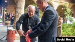 El cardenal Ortega corta la cinta inaugural junto a Jorge Mandilego, Director Ejecutivo del Proyecto CubaEmprende, del Arzobispado de La Habana.