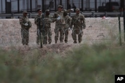 Miembros de la Guardia Nacional en Texas refuerzan la zona fronteriza de El Paso, Texas en Ciudad Juárez. (AP Photo/Christian Chavez)