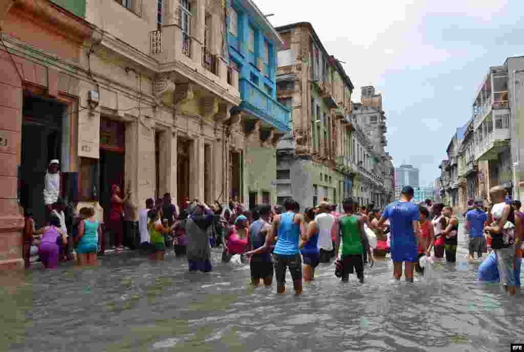 Pasada la tensión del Irma, los cubanos se desquitaron con humor y conga