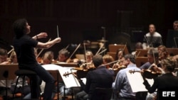 El joven director venezolano de orquestas, Gustavo Dudamel (i), y la Orquesta Filarmónica de Los Angeles. 