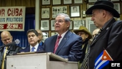 Bob Menéndez, de origen cubano, habla junto a miembros de la Unión De Expresos Políticos Cubanos de Nueva Jersey, como reacción a la muerte del líder cubano Fidel Castro