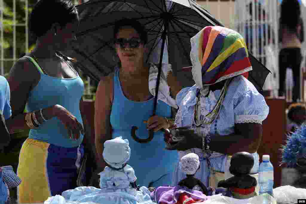 Los habaneros se preparan para rendir tributo a la Virgen de Regla. (Foto: Elio Delgado)