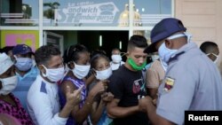 Un policía organiza una de las colas en La Habana. REUTERS/Alexandre Meneghini