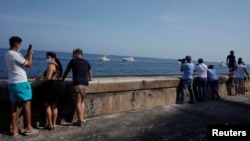 Habaneros en el Malecón. (REUTERS/Alexandre Meneghini/Pool)