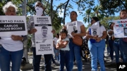 Manifestantes en Caracas exigen la libertad de los presos políticos, el 9 de diciembre de 2024. (AP/Ariana Cubillos).