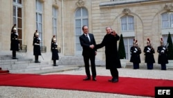 Castro y Hollande en el Palacio Elíseo.