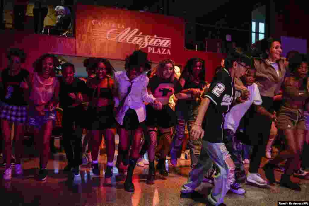 Jóvenes bailan al ritmo del K-pop, música popular coreana, en una casa cultural en La Habana, Cuba, el sábado 7 de septiembre de 2024. (Foto AP/Ramón Espinosa)