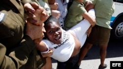 La policía reprime una manifestación de las Damas de Blanco en La Habana, Cuba. 