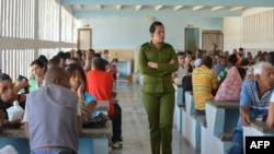 Familiares visitan a los reos en una cárcel en Cuba. (Archivo)