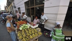 Bajos salarios y desabastecimiento en el día a día de los cubanos (Archivo)