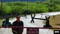 Soldado cubano custodia entrada al puesto fronterizo "Punto 8", cerca de la base naval de Guantánamo.