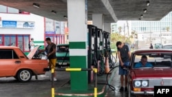 Los conductores llenan sus tanques en una gasolinera en La Habana, el 9 de enero de 2024, un día después de que el Gobierno cubano anunciara un aumento del 500 por ciento en los precios del combustible a partir de febrero.