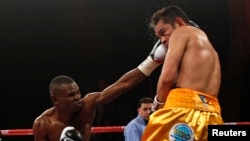 El cubano Guillermo Rigondeaux conecta un golpe contra el filipino Nonito Donaire en el Radio City Music Hall, en Nueva York, el 13 de abril del 2013.