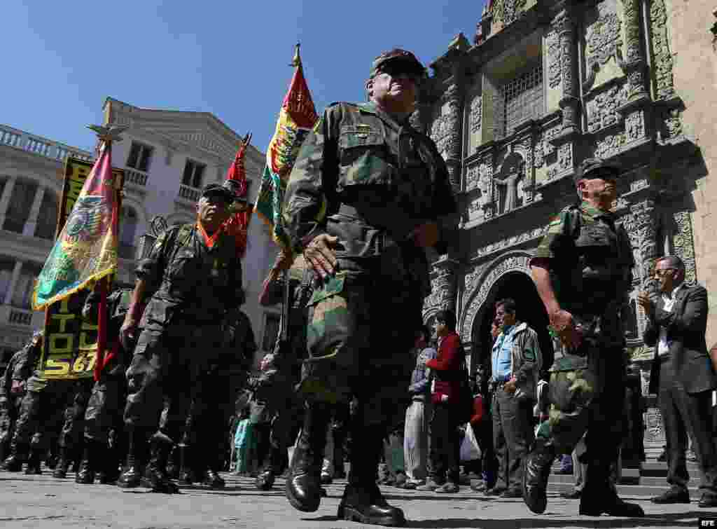 Soldados bolivianos que vencieron al "Che" Guevara conmemoran a sus caídos