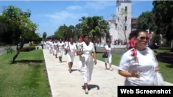 Damas de Blanco junio 2014 durante la marcha por 5ta Aven / foto / Angel Moya