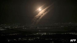 Esta fotografía tomada desde la ciudad cisjordana de Hebrón muestra proyectiles sobre la ciudad israelí de Ashdod el 1 de octubre de 2024.