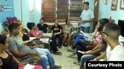 El Frente Juvenil de la Unión Patriótica de Cuba (UUNPACU) realiza Taller sobre “Ideas esenciales del Liberalismo”. De pie Carlos Amel Oliva, activista de DDHH. Cortesía del IPL-Perú.