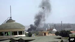 Humo saliendo cerca de la embajada estadounidense en Kabul, Afganistán, el domingo 15 de agosto de 2021. (AP Foto/Rahmat Gul)