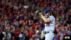 Clayton Kershaw celebra la victoria de los Dodgers de Los Ángeles sobre los Nacionales de Washington.