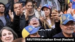 Venezolanos partidarios del líder opositor Juan Guaidó celebran frente embajada venezolana en DC