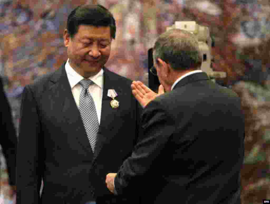 Raúl Castro (d), condecora a su homólogo de China, Xi Jinping (i), con la orden José Martí en el Palacio de la Revolución de La Habana (Cuba).