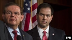 El senador demócrata Bob Menendez (izq.) y el senador republicano Marco Rubio. (Archivo)