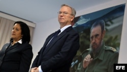 El presidente Ejecutivo de Google, Eric Schmidt (d), y la presidenta de (Etecsa), Mayra Arevich Marín (i). 