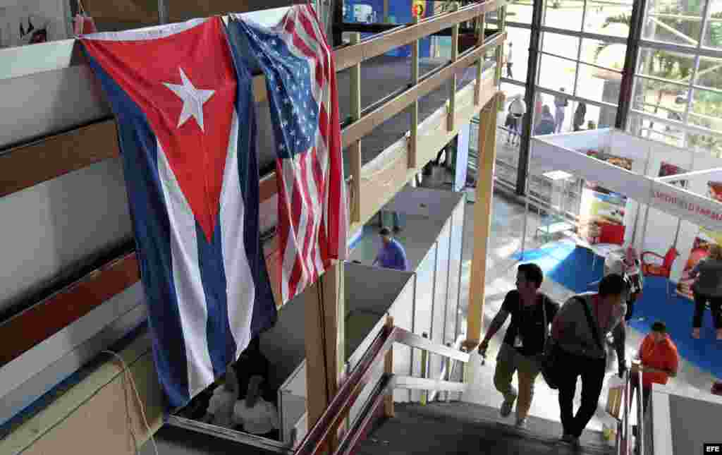 Banderas de EE.UU. y Cuba en la Feria Internacional de La Habana (FIHAV 2015).