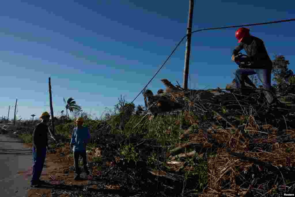 Trabajadores reparan líneas de energía dañadas durante el paso del huracán Rafael en Caimito, Artemisa, el 18 de noviembre de 2024. REUTERS/Alexandre Menegnini