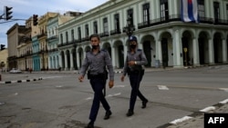 Oficiales de policía patrullan las calles de La Habana, el 15 de noviembre. (YAMIL LAGE / AFP)