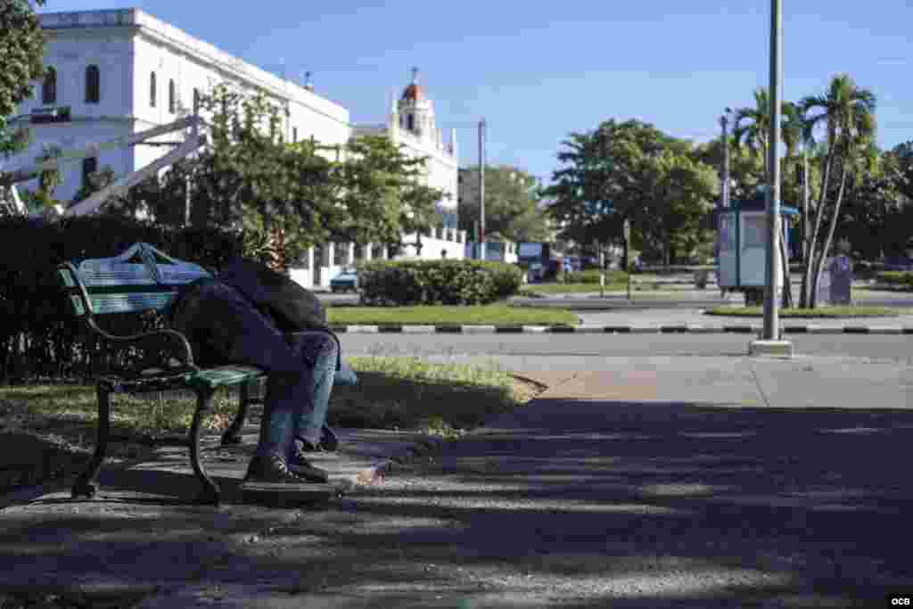 Anciano durmiendo en un parque habanero