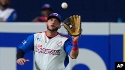 Yadiel Hernández en un juego de la Serie del Caribe, el 1 de febrero, en Miami. (AP/Wilfredo Lee)