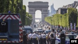 UN COCHE IMPACTA CONTRA UN FURGÓN POLICIAL EN LOS CAMPOS ELÍSEOS DE PARÍS