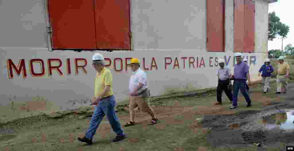 Paseando la delegación frente a un mural con estrofas del himno nacional cubano. 