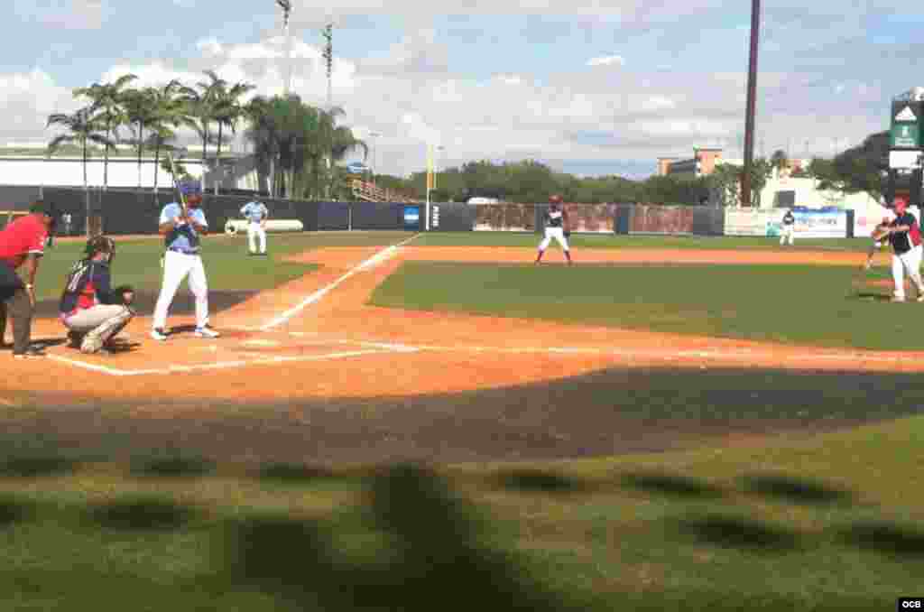 El ex pelotero de cubano de Grandes Ligas Bárbaro Garbey batea en el Juego de las Estrellas Cubanas realizado en Miami. Garbey debutó en las Mayores el 3 de abril de 1984 con los Tigres de Detroit y se despidió de la Gran Carpa el 2 de octubre de 1988 con los Texas Rangers. Su promedio de bateo fue de .267, con 11 jonrones y 167 imparables.