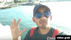 Frank Camallerys, joven youtuber cubano.