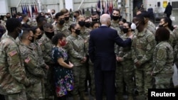 El presidente Joe Biden conversa con militares y sus familias durante una ceremonia en Fort Bragg, Carolina del Norte. (REUTERS/Leah Millis)