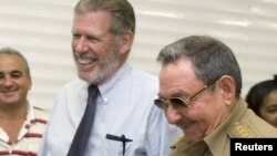 El exejecutivo principal de la Sherritt, Ian Delaney, con Raúl Castro durante una visita en 2007 a Cuba