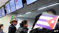 Médicos cubanos en el aeropuerto de Brasilia el 22 de noviembre de 2018.