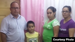 El pastor Ramón Rigal, junto a sus hijos y su esposa Adya Expósito Leyva.