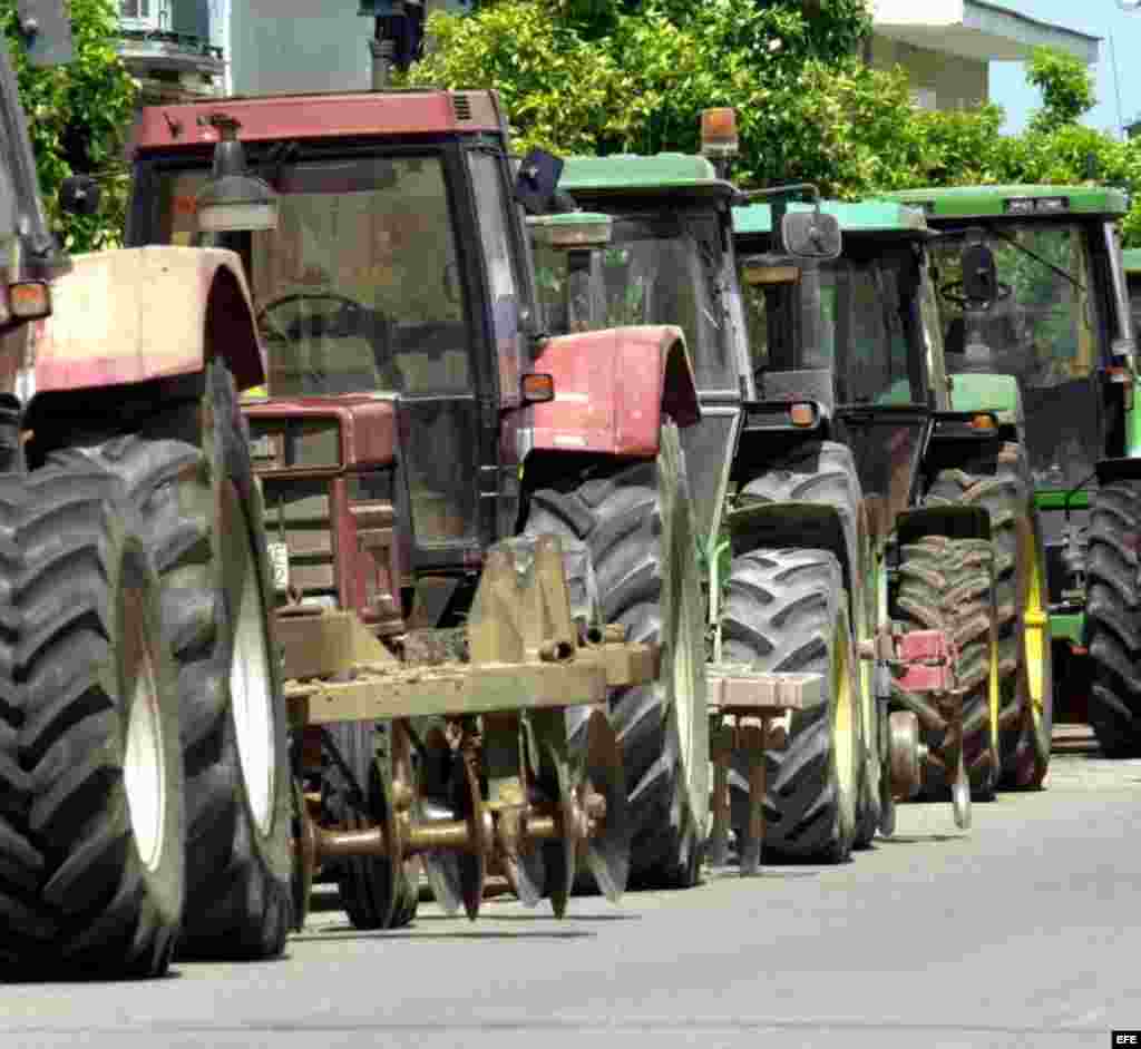 Financiación. OFAC está realizando una corrección técnica para aclarar que artículos agrícolas tales como pesticidas y tractores, autorizados por BIS para su exportación o reexportación a Cuba, no están sujetos a restricciones en términos de pago. Según los requisitos de la Ley de Reforma de las Sanciones Comerciales y Fomento de las Exportaciones (Trade Sanctions Reform and Export Enhancement Act) las exportaciones y reexportaciones autorizadas a Cuba de productos agrícolas tales como aves domésticas y maíz, siguen estando sujetas a las condiciones de pago y financiación limitadas de pago en efectivo por adelantado o financiación por parte de terceros países.