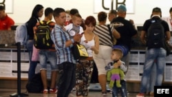 Migrantes cubanos esperan, el pasado 4 de febrero, en el aeropuerto Daniel Oduber de Liberia (Costa Rica).